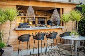 2 bares o lounges, bar de tapas 