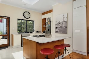 Casa superior, 2 quartos, terraço, vista para a montanha | Cozinha privada | Geladeira, micro-ondas, fogão, cooktop