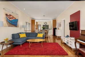 Superior House, 2 Bedrooms, Terrace, Mountain View | Living area
