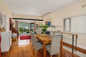 Casa Superior, 2 camere da letto, terrazzo, vista montagna | Pasti in camera