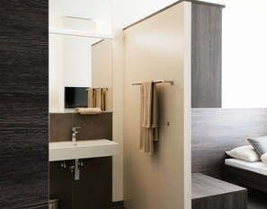 Single Room | Bathroom | Shower, free toiletries, hair dryer, towels - eee hotel TRAUN (Traun)