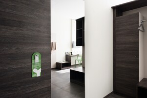 Roupas de cama premium, cofres nos quartos, escrivaninha