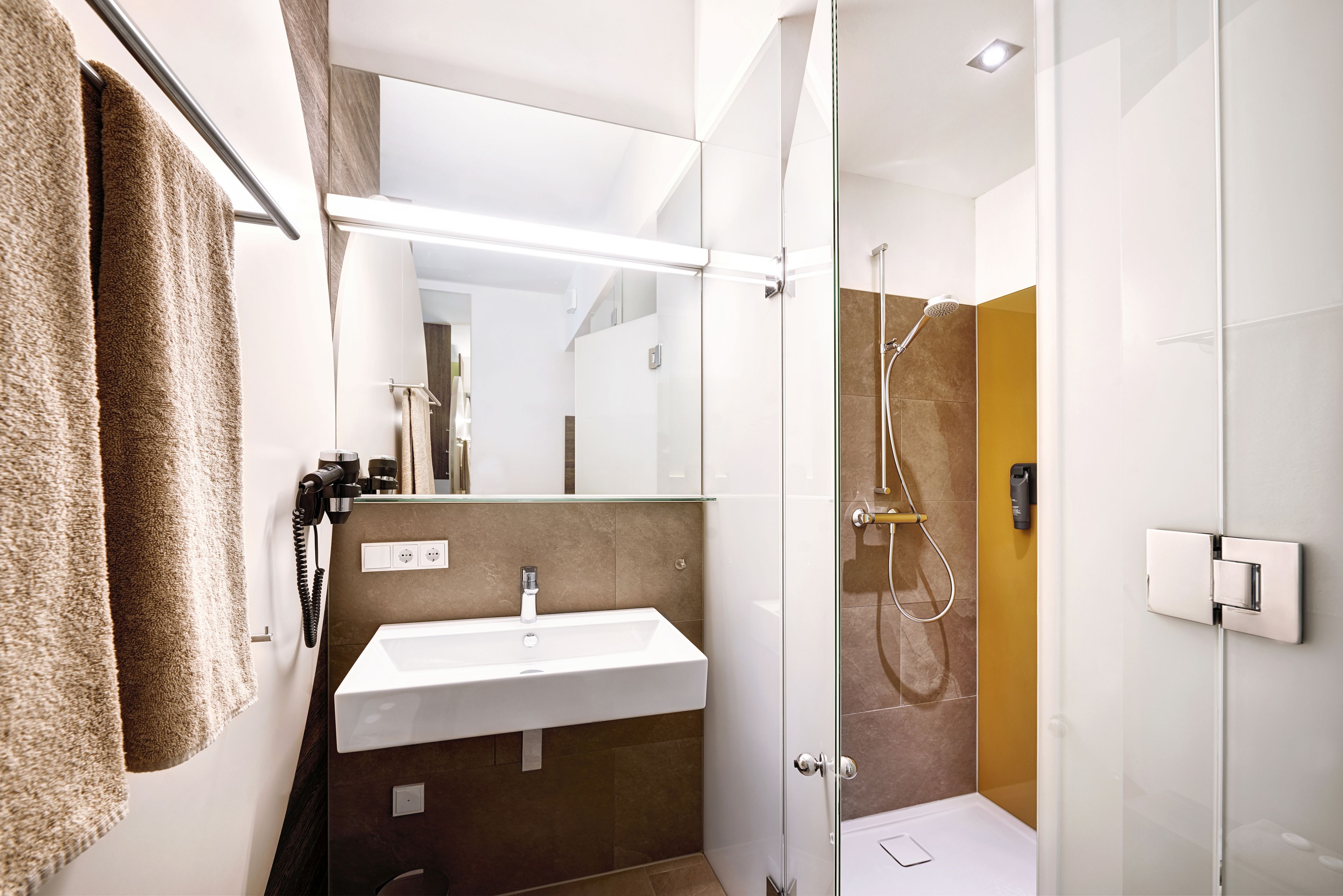 Dusche, kostenlose Toilettenartikel, Haartrockner, Handtücher