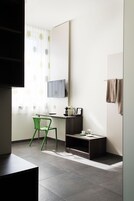 Roupas de cama premium, cofres nos quartos, escrivaninha