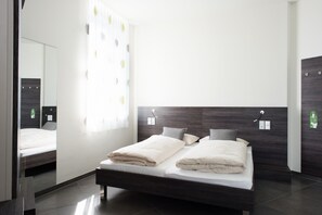 Premium bedding, in-room safe, desk, laptop workspace - eee hotel TRAUN (Traun)