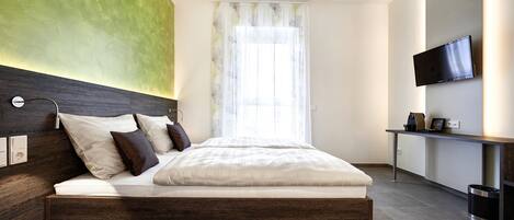 Premium bedding, in-room safe, desk, laptop workspace