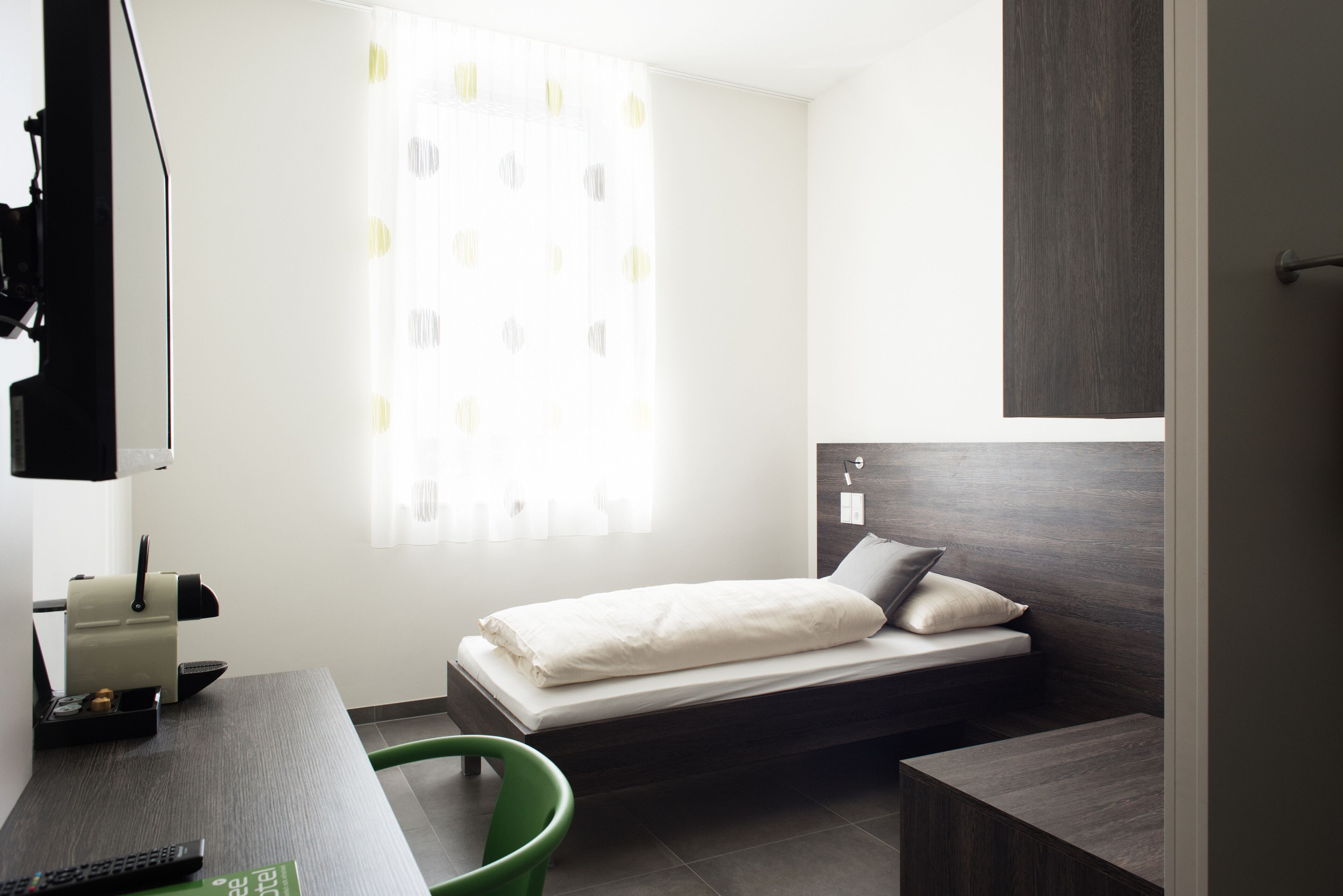 Hochwertige Bettwaren, Zimmersafe, Schreibtisch