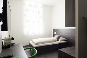 Premium bedding, in-room safe, desk, laptop workspace - eee hotel TRAUN (Traun)