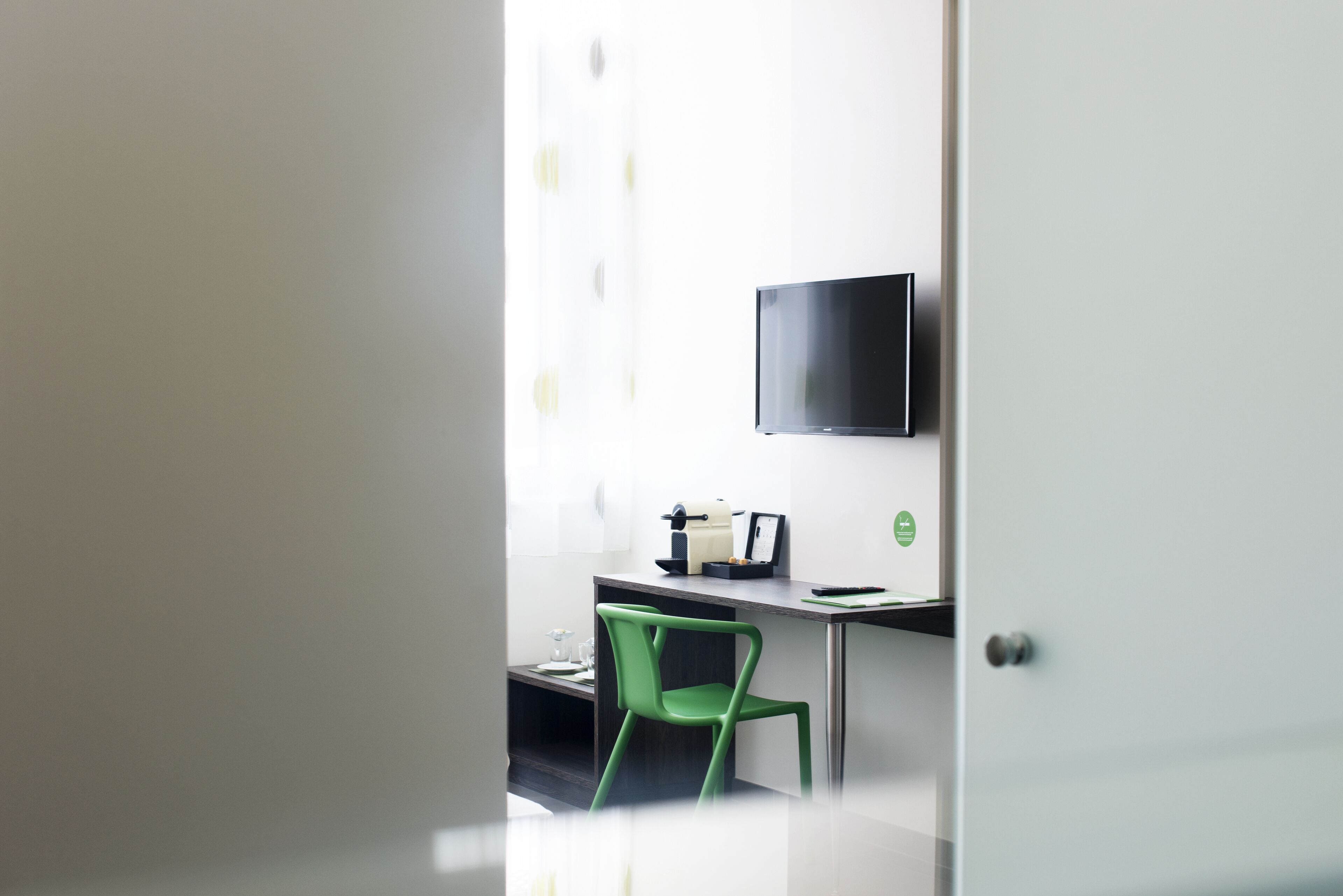 premium bedding, in-room safe, desk, laptop workspace