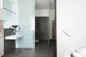 Ropa de cama de alta calidad y caja de seguridad en la habitación 