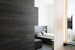 Premium bedding, in-room safe, desk, laptop workspace - eee hotel TRAUN (Traun)