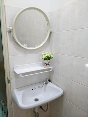  Standard Room with Fan | ห้องน้ำ | ฝักบัว, ของใช้ในห้องน้ำฟรี, ไดร์เป่าผม (มีให้บริการตามคำขอ), ผ้าเช็ดตัว