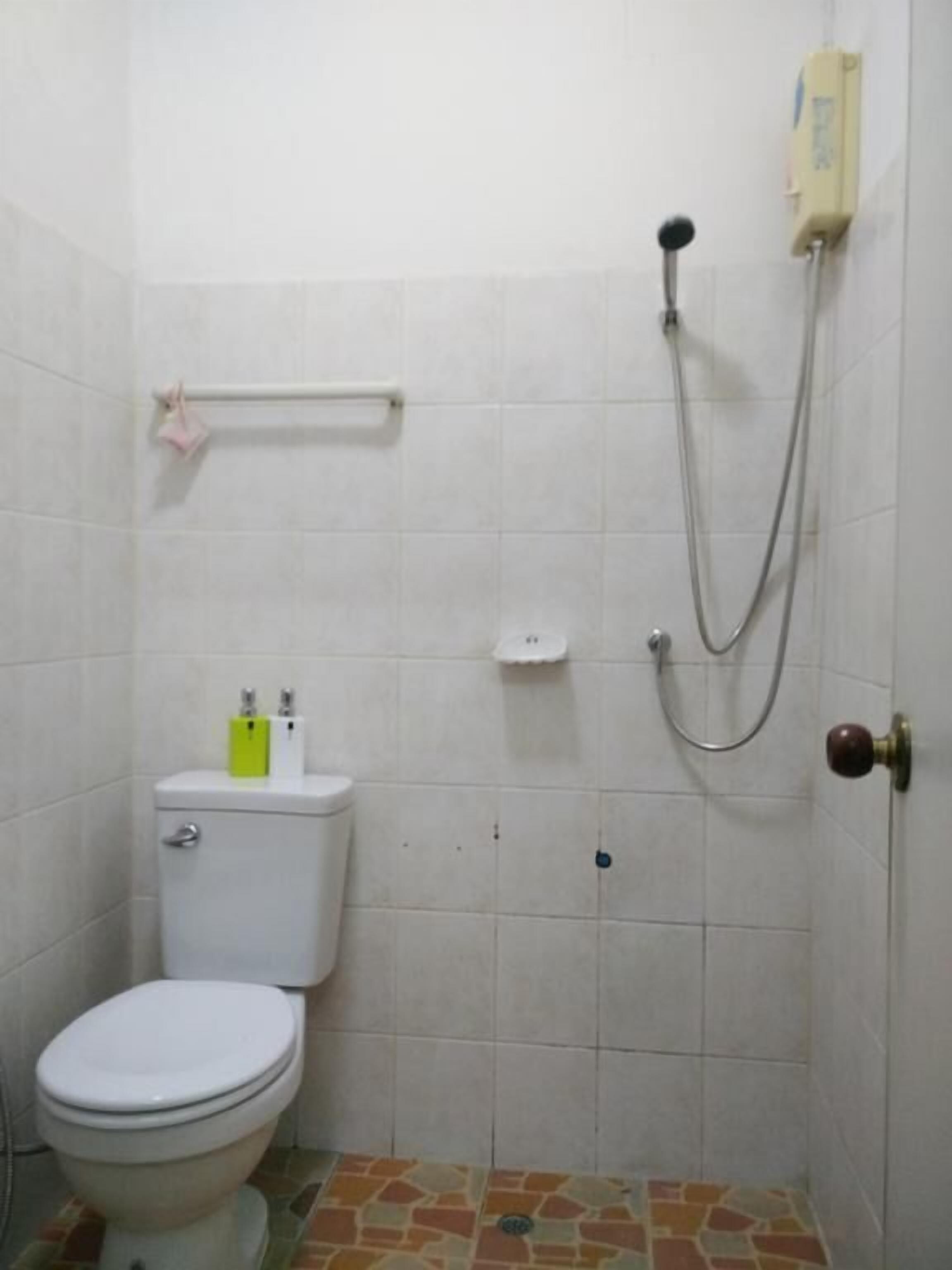  Standard Room with Fan | Badeværelse | Bruser, gratis toiletartikler, hårtørrer, håndklæder