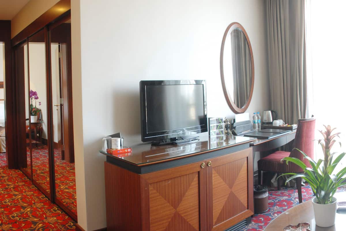 Superior Room | Minibar, in-room safe, desk, soundproofing