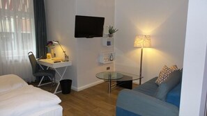 Een bureau, gratis wifi, beddengoed