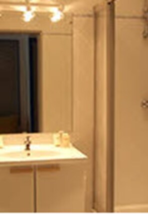 Dusche, kostenlose Toilettenartikel, Haartrockner, Handtücher