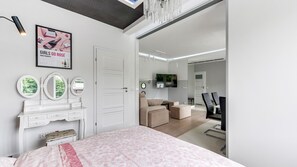 Deluxe-Apartment, 1 Schlafzimmer, Balkon (4 people) | 1 Schlafzimmer, Bügeleisen/Bügelbrett, Babybetten, kostenloses WLAN