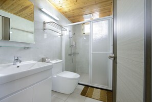 Honeymoon Suite | Bathroom | Shower, rainfall showerhead, free toiletries, hair dryer - Yue Mei B&B (Shoufeng)