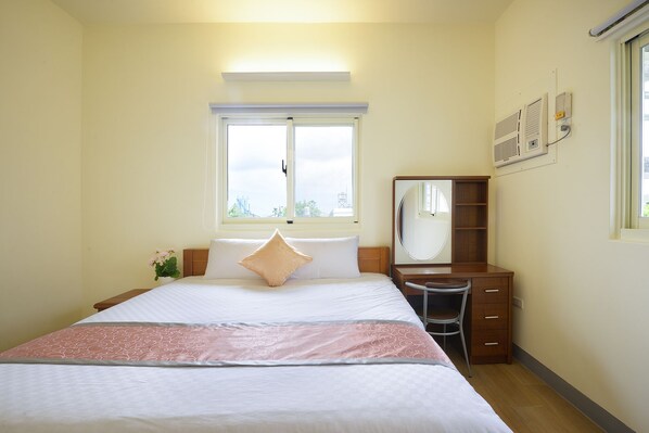 Honeymoon Suite | Desk, blackout drapes, soundproofing, free wired internet