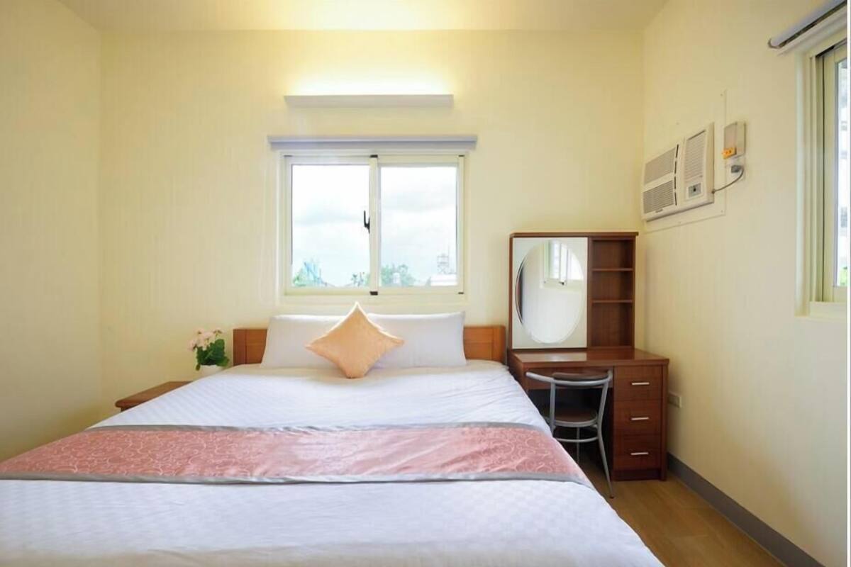 Honeymoon Suite | Desk, blackout drapes, soundproofing, free wired internet