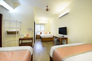 Suite familiar, varias camas, baño privado | Escritorio, cortinas opacas, sistema de insonorización