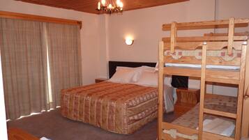 Quadruple Room | Blackout drapes, free cribs/infant beds, bed sheets