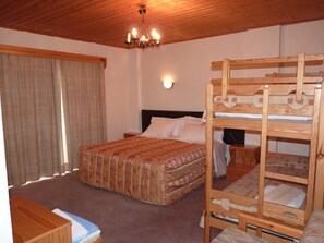 Habitación cuádruple | Cortinas opacas, cunas gratuitas, ropa de cama