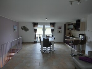 Apartment, 2 Schlafzimmer | Eigene Küche | Großer Kühlschrank, Mikrowelle, Ofen, Herdplatte