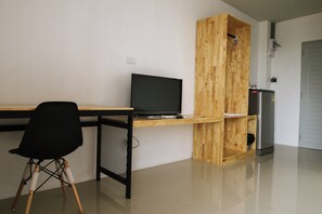 Meja kerja, Wi-Fi gratis, dan seprai linen