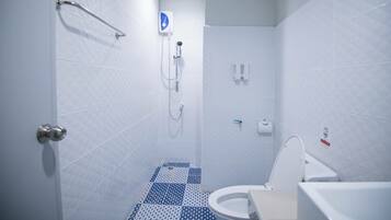 Standard Twin Room | Bathroom | Shower, free toiletries, towels