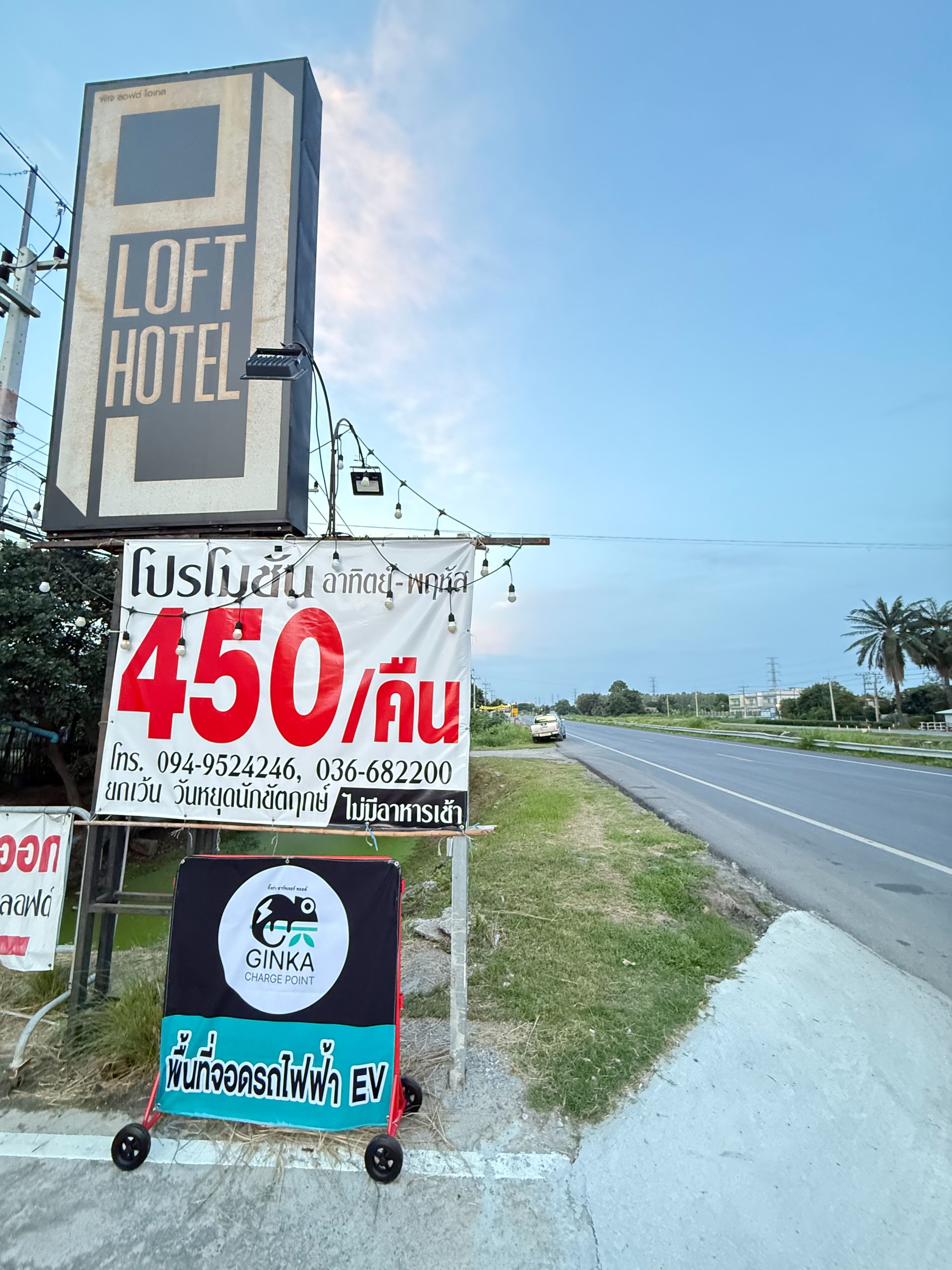 Señal de hotel con el número grande '450' y datos de contacto.