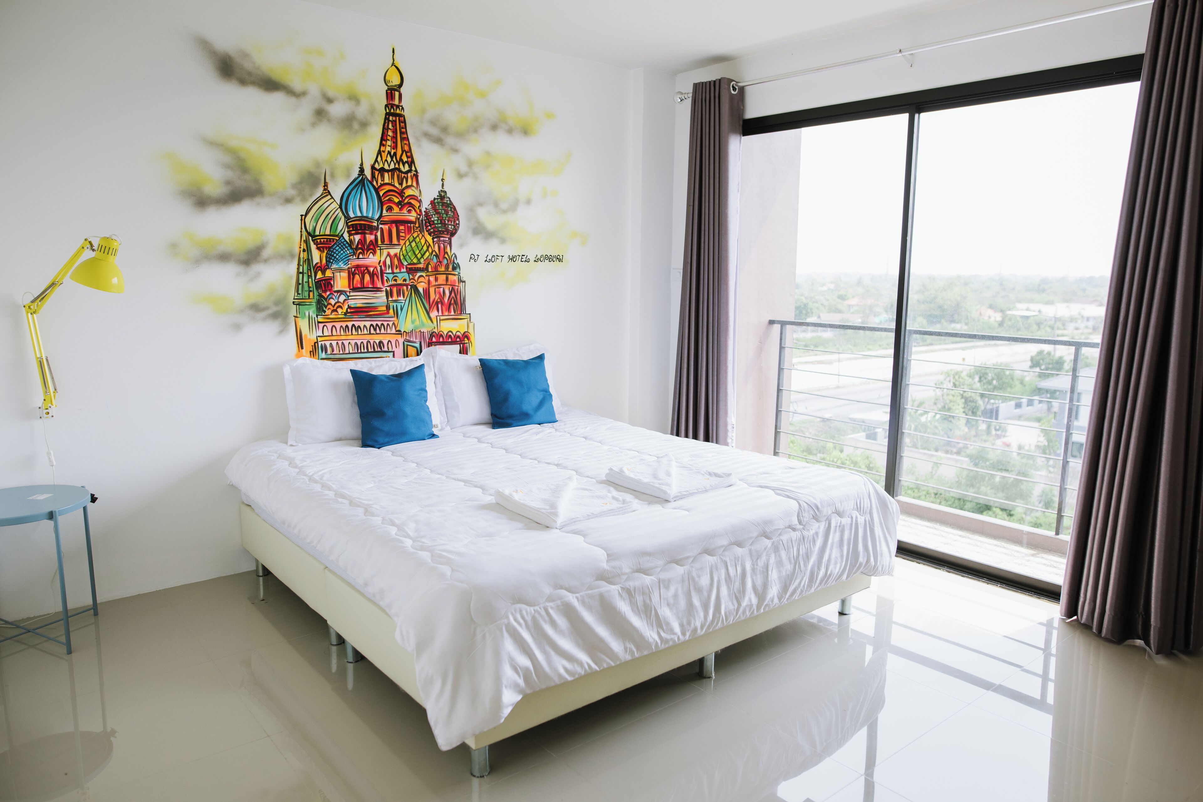 Escritorio, wifi gratis y ropa de cama 