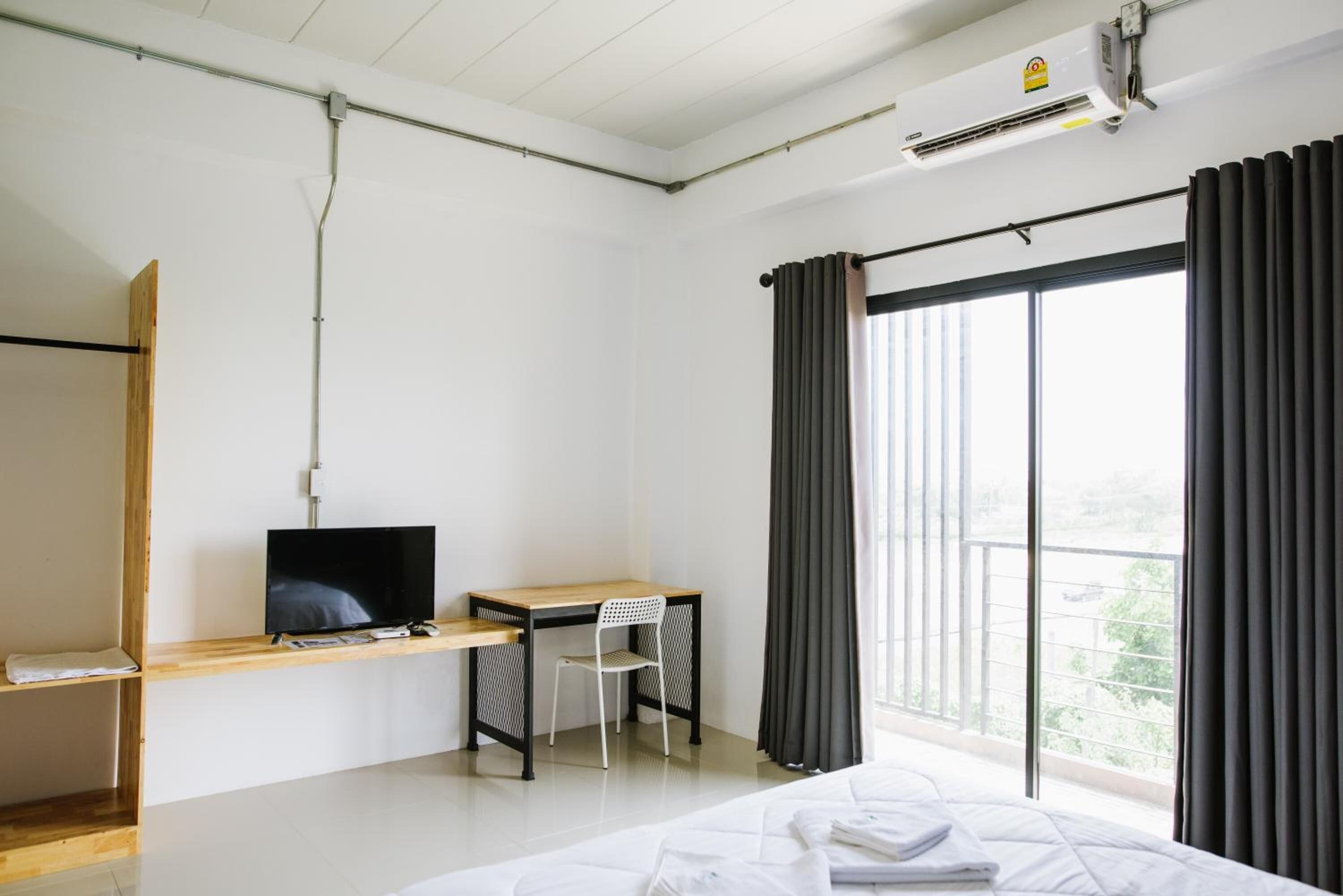 Desk, free WiFi, bed sheets