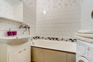 Apartment, 2 Schlafzimmer | Badezimmer | Haartrockner, Hausschuhe, Handtücher