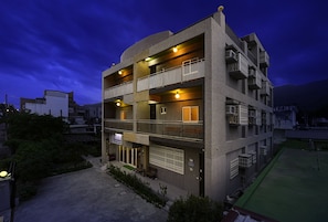 Vista frontal de la propiedad