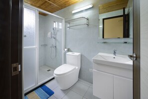 Suite familiare, letti multipli | Bagno | Doccia, soffione a pioggia, set di cortesia gratuito, asciugacapelli