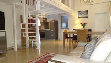 Apartemen (Mazet) | Ruang keluarga | TV