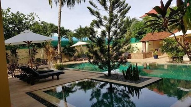 Outdoor pool - La Villa Boutique Hotel (Battambang)