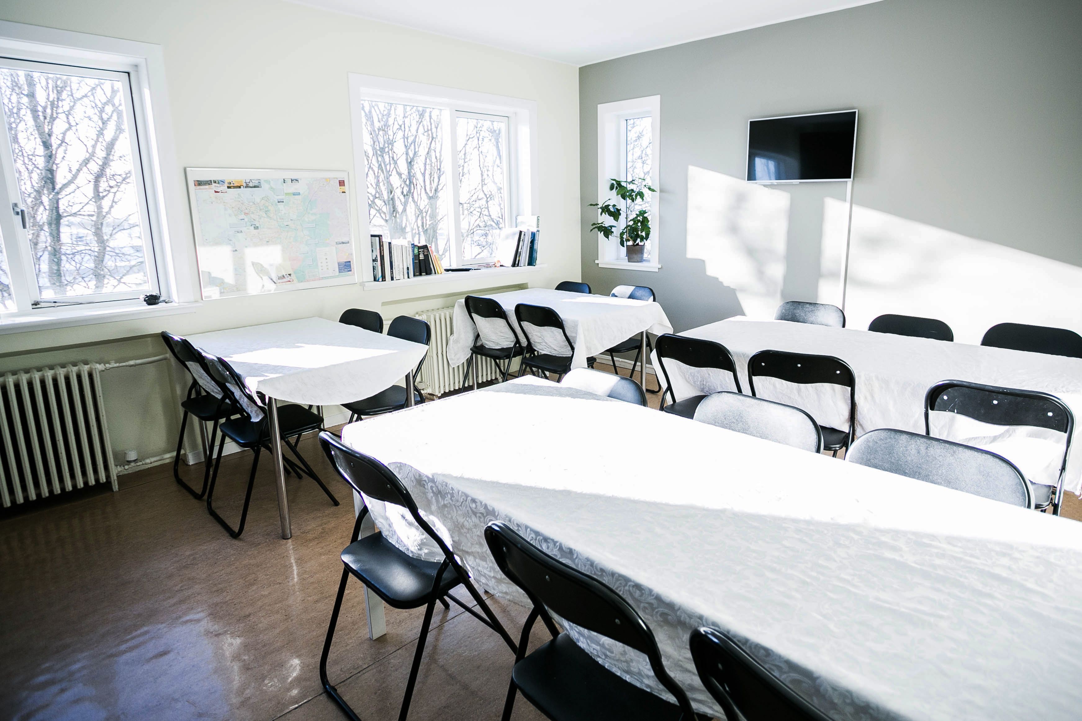 Daily continental breakfast (EUR 8 per person)