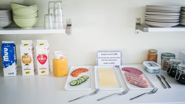 Un buffet de petit-déjeuner proposant une variété d'aliments et de boissons.