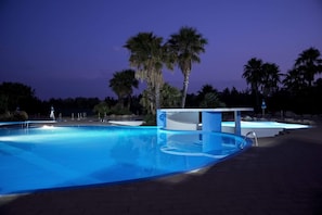 Sæsonbestemt udendørs pool, åben fra kl. 09.00 til kl. 18.30, liggestole