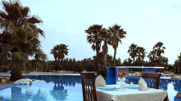 Sæsonbestemt udendørs pool, åben fra kl. 09.00 til kl. 18.30, liggestole