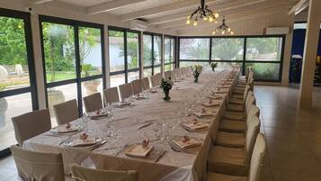 Se sirven cenas y cocina local