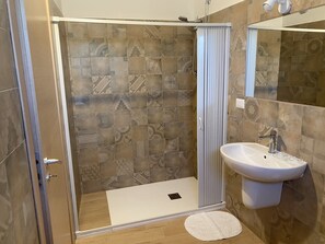 Double or Twin Room | Bathroom | Shower, free toiletries, hair dryer, bidet - Tenuta Giannini (Binetto)