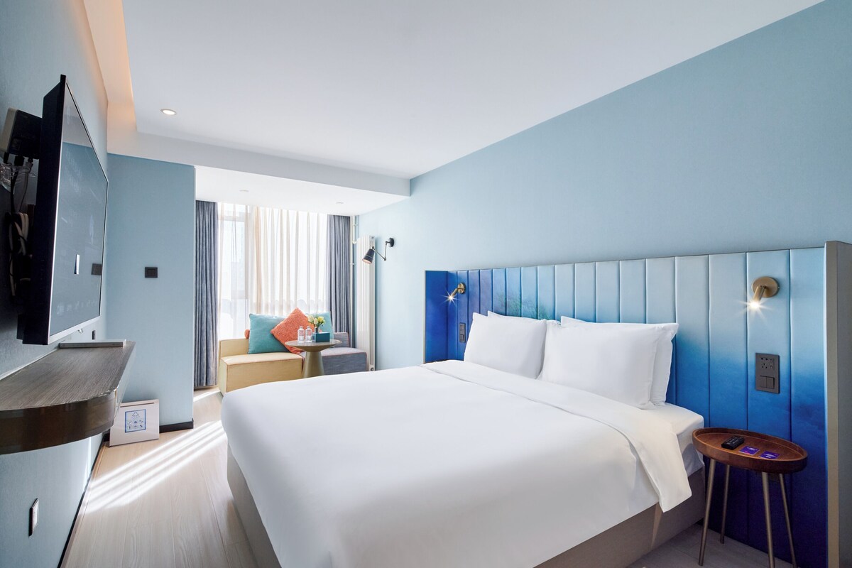 Desk, blackout curtains, free WiFi, bed sheets