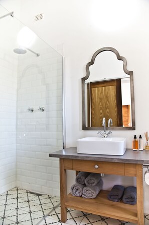 Familien-Ferienhaus, 2 Schlafzimmer, Blick auf den Weinberg | Badezimmer | Badewanne und Dusche (separat), Haartrockner, Handtücher, Seife