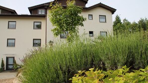 Ein mehrgeschossiges Gebäude mit flachem Dach und zahlreichen Fenstern.