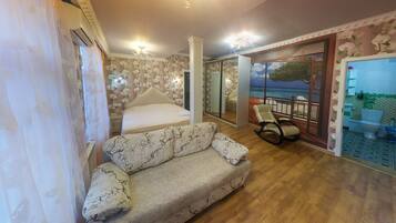 Desk, soundproofing, free WiFi, bed sheets