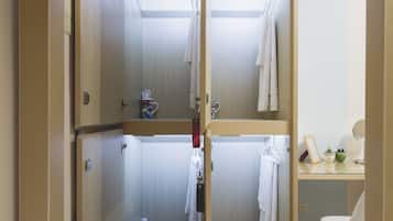 Basic-Vierbettzimmer, Mehrere Betten | 1 Schlafzimmer, individuell dekoriert, Schreibtisch