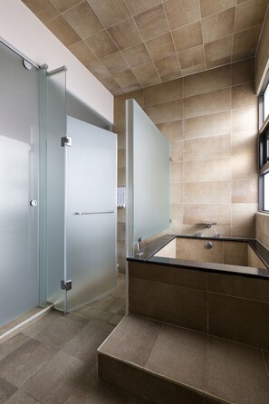 Comfort Quadruple Room, 2 Double Beds | Bathroom - Spring Villa (Magong)